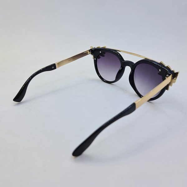 عکس از عینک آفتابی زنانه نگین دار با رنگ مشکی و دسته طلایی برند swarovski مدل 6697