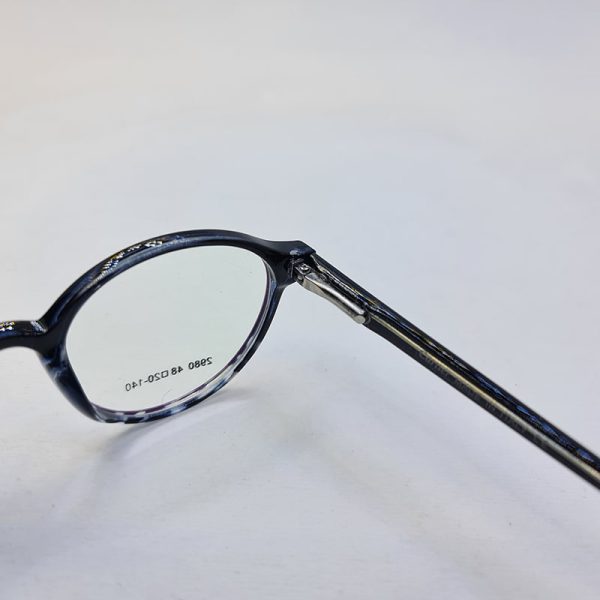عکس از عینک طبی گرد با فریم کائوچو و رنگ مشکی و دسته فنر دار مدل 2980