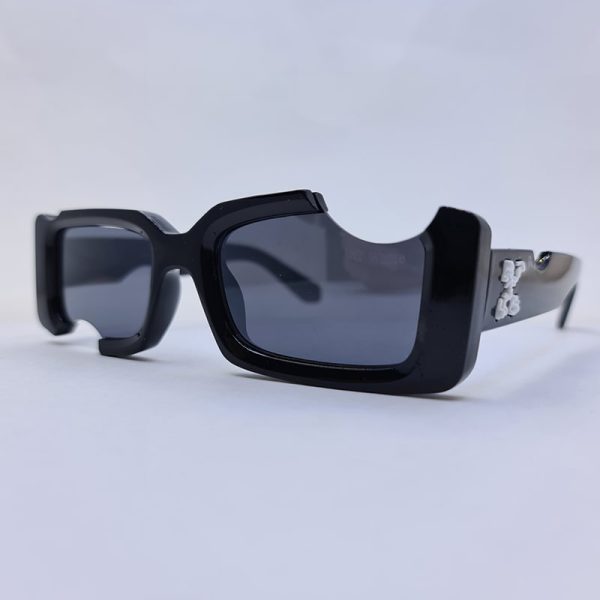 عکس از عینک آفتابی اف وایت با فریم مشکی رنگ فانتزی طرح گاز زده مدل 22030