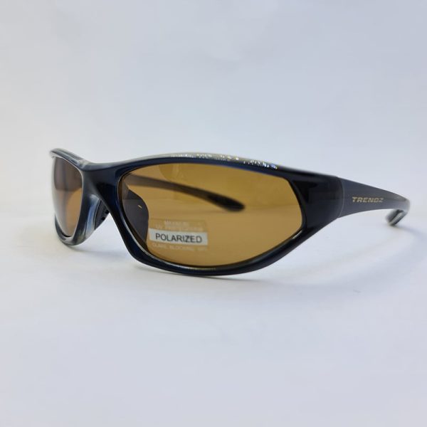 عکس از عینک ورزشی پولاریزه با فریم مشکی و دسته سرمه ای trendz مدل tz011