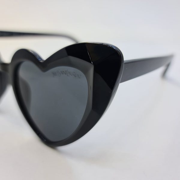 عکس از عینک آفتابی فانتزی با فریم قلبی مشکی رنگ برند yves saint laurent مدل ysl01