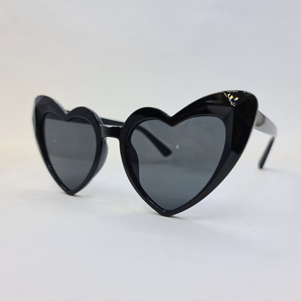 عکس از عینک آفتابی فانتزی با فریم قلبی مشکی رنگ برند yves saint laurent مدل ysl01