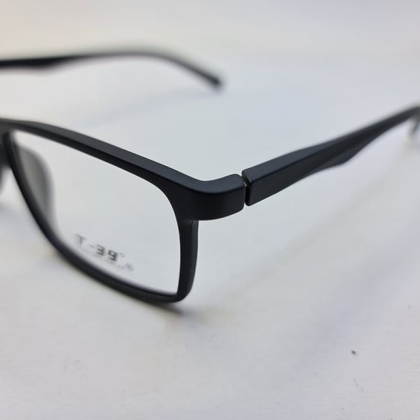 عکس از عینک طبی مستطیلی شکل مشکی رنگ با فریم tr90 و دسته فنری مدل 9831