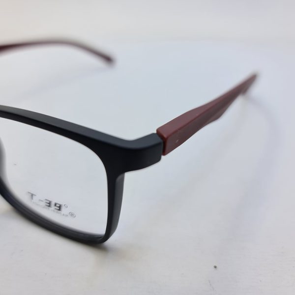 عکس از عینک طبی مستطیلی شکل مشکی رنگ با فریم tr90 و دسته فنری مدل 9832