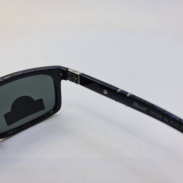 عکس از عینک دودی persol با دسته فنری و عدسی سنگ و فریم مشکی رنگ مدل po3103