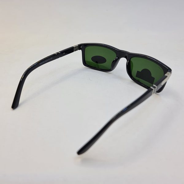عکس از عینک آفتابی پرسول با عدسی سبز و سنگ و فریم مستطیلی مشکی رنگ مدل po3103