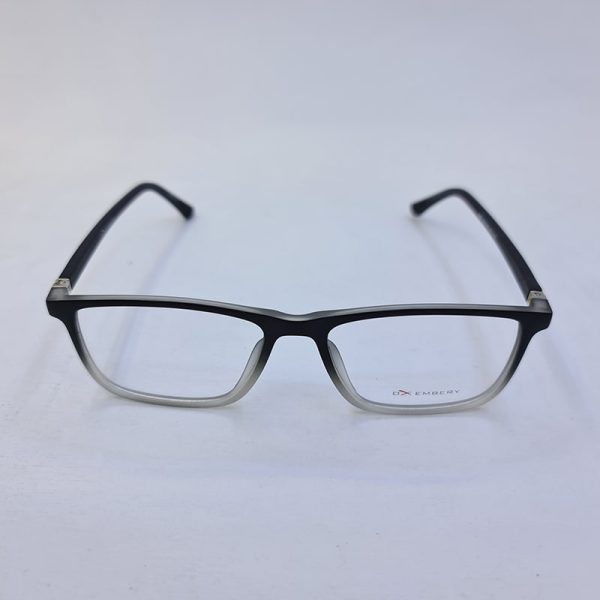 عکس از عینک طبی مستطیلی شکل با فریم مشکی و تی آر 90 و دسته فنری مدل 2003