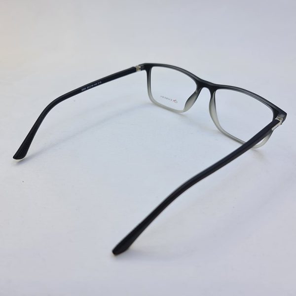 عکس از عینک طبی مستطیلی شکل با فریم مشکی و تی آر 90 و دسته فنری مدل 2003