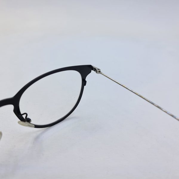 عکس از عینک طبی گرد مشکی رنگ با دسته نقره ای مدل 885232