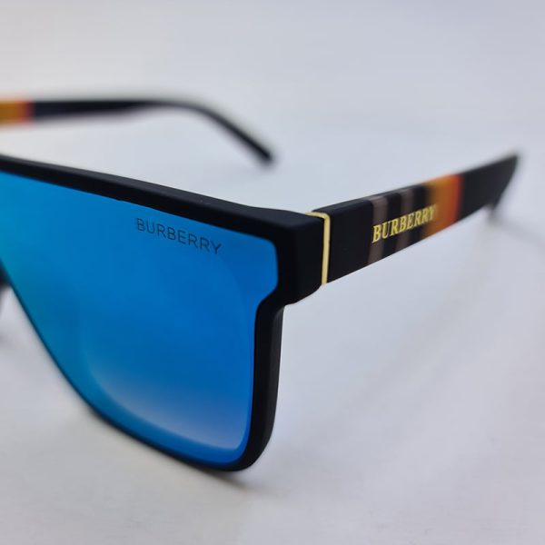 عکس از عینک آفتابی مردانه با فریم مشکی و ysl و عدسی آینه ای آبی رنگ باربری مدل 4239