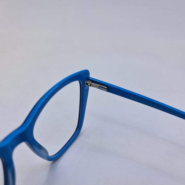 عکس از فریم عینک طبی گربه ای شکل با رنگ آبی برند فندی مدل ag98057