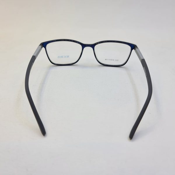 عکس از عینک طبی مستطیلی شکل آبی رنگ با فریم کائوچو و دسته فنری مدل 7211