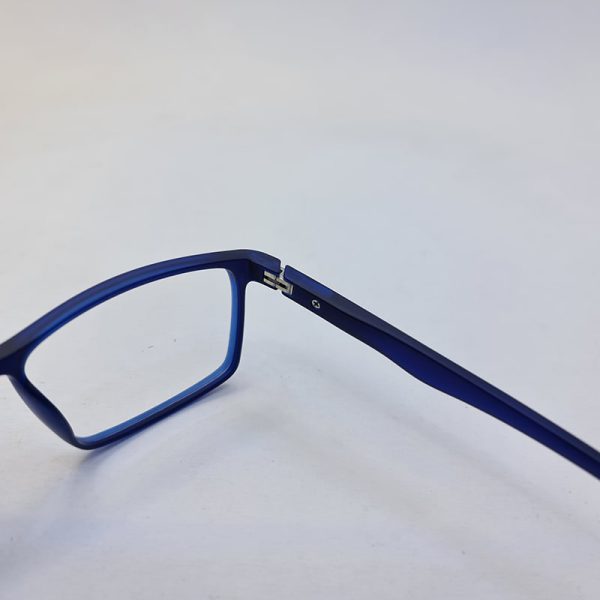 عکس از عینک طبی مستطیلی شکل آبی رنگ با فریم tr90 و دسته فنری مدل 9831