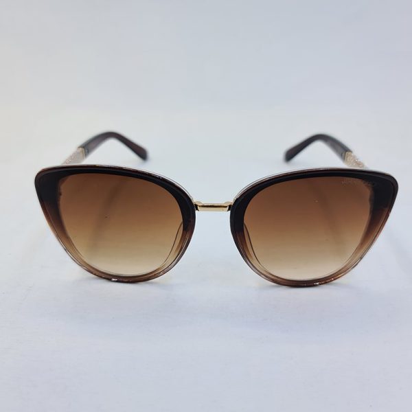عکس از عینک آفتابی جیمی چو با فریم قهوه ای و دسته شاین دار و لنز شاین دار مدل 6859