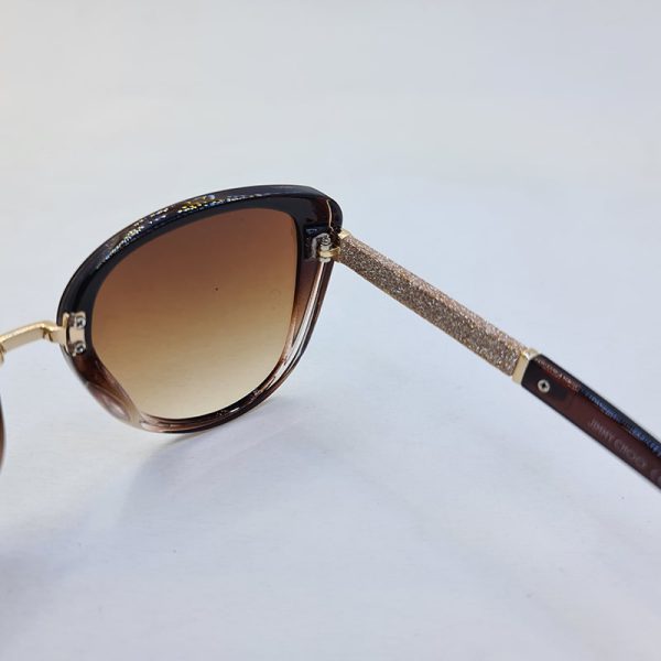 عکس از عینک آفتابی جیمی چو با فریم قهوه ای و دسته شاین دار و لنز شاین دار مدل 6859