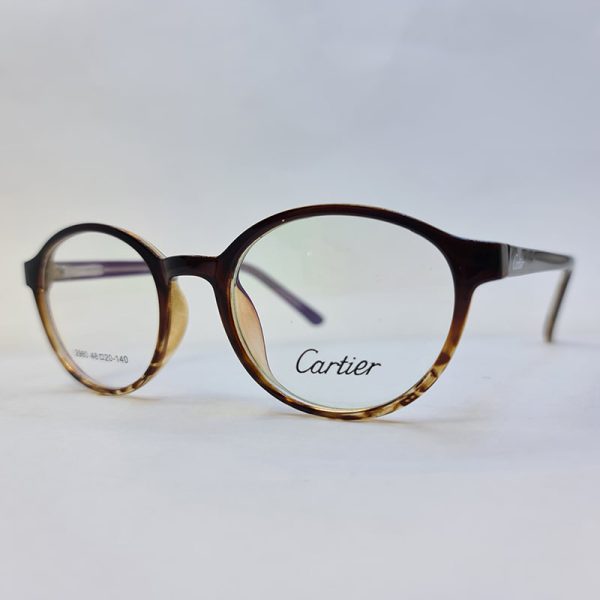 عکس از عینک طبی کائوچو با فریم گرد و رنگ قهوه ای و دسته فنری مدل 2980