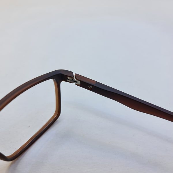 عکس از عینک طبی مستطیلی شکل قهوه ای رنگ با فریم tr90 و دسته فنردار مدل 9831