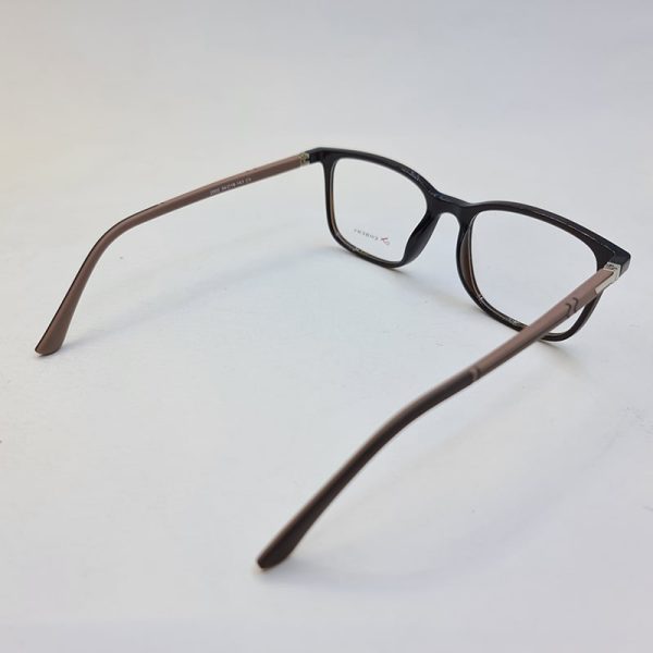 عکس از عینک طبی مستطیلی شکل با فریم قهوه ای و tr90 و دسته فنری مدل 2002