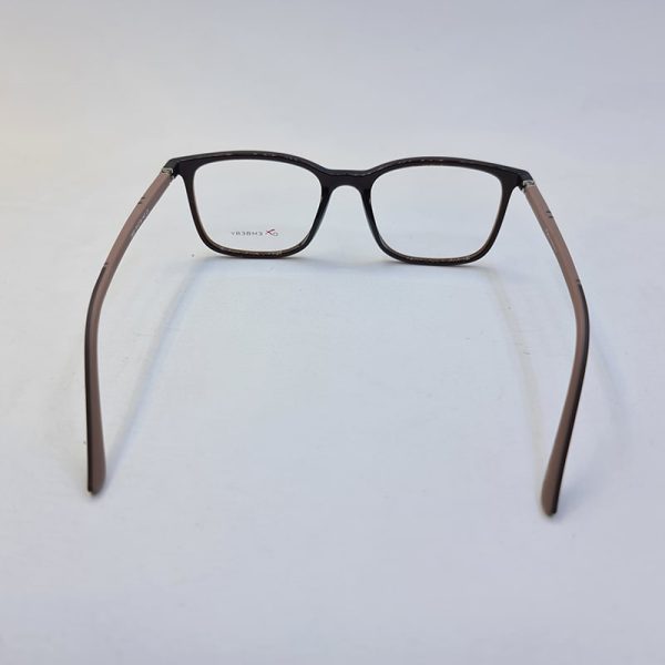 عکس از عینک طبی مستطیلی شکل با فریم قهوه ای و tr90 و دسته فنری مدل 2002