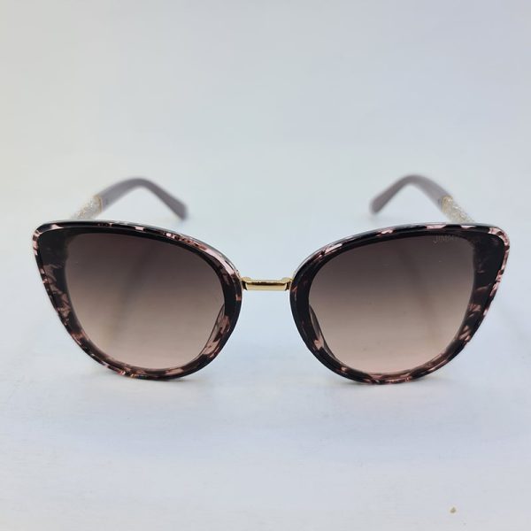 عکس از عینک آفتابی جیمی چو با فریم طرح دار و دسته شاین دار و طوسی مدل 6859