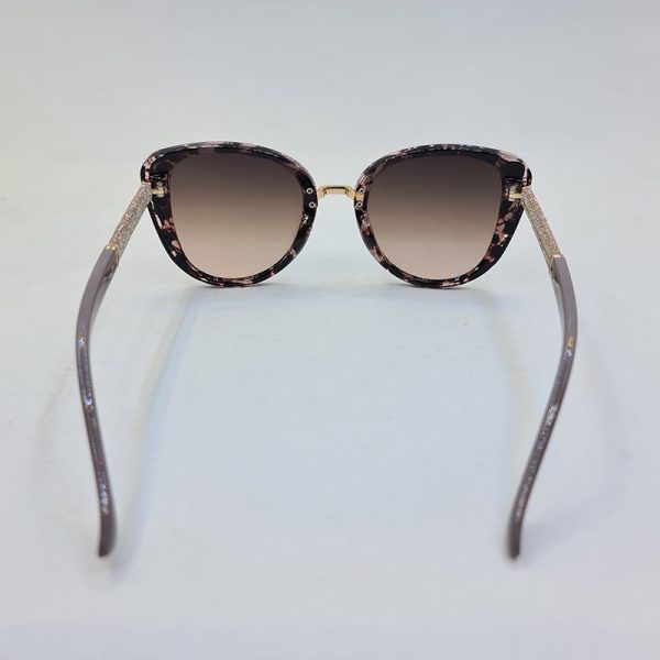 عکس از عینک آفتابی جیمی چو با فریم طرح دار و دسته شاین دار و طوسی مدل 6859