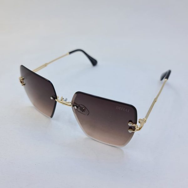 عکس از عینک آفتابی دیتیای فریم لس با لنز قهوه ای زیتونی و دسته طلایی مدل 9530