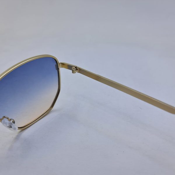 عکس از عینک افتابی دیتیای طلایی رنگ با دسته طرح دار و لنز دو رنگ آبی و قهوه ای مدل 18019