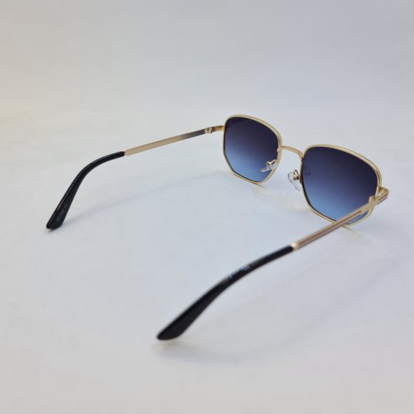 عکس از عینک آفتابی طلایی رنگ با دسته طرح دار (آبی، سفید و قرمز) و لنز آبی تیره مدل 18019