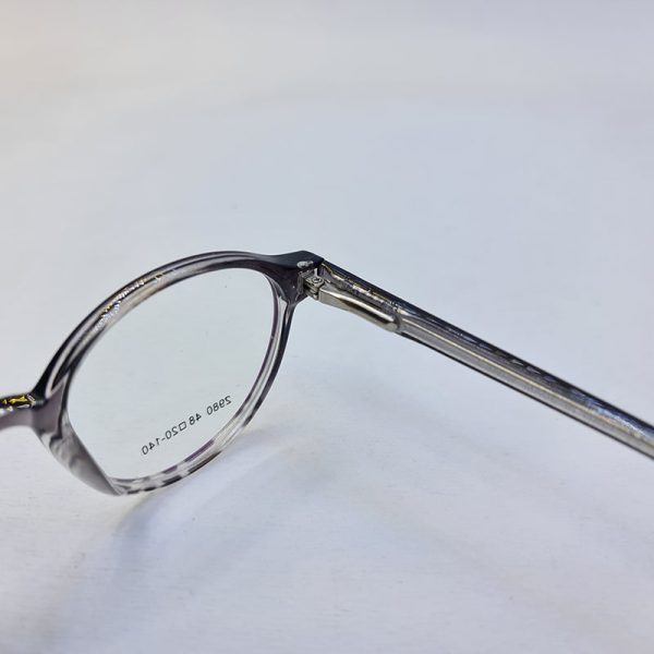 عکس از عینک طبی گرد با فریم کائوچو و رنگ طوسی و دسته فنر دار مدل 2980