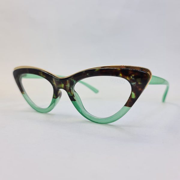 عکس از فریم عینک طبی گربه ای با رنگ سبز، مشکی و طلایی برند گوچی مدل g10a
