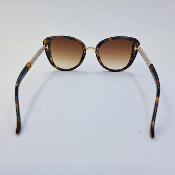عکس از عینک آفتابی jimmy choo با فریم هاوانا و دسته شاین دار و لنز قهوه ای مدل 6859