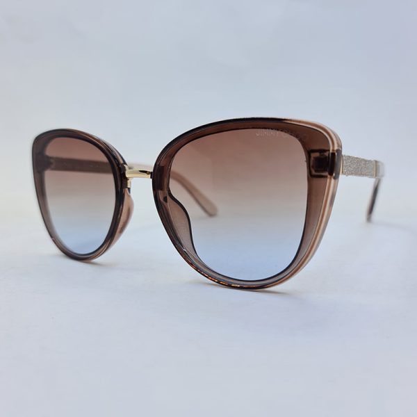 عکس از عینک آفتابی شاین دار جیمی چو با فریم عسلی رنگ و لنز قهوه ای مدل 6859