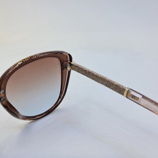 عکس از عینک آفتابی شاین دار جیمی چو با فریم عسلی رنگ و لنز قهوه ای مدل 6859