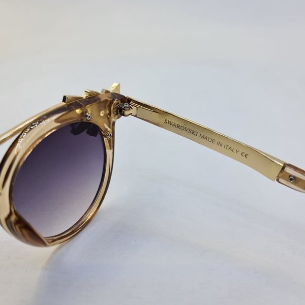 عکس از عینک آفتابی گرد نگین دار با رنگ عسلی و دسته طلایی فلزی برند swarovski مدل 6697