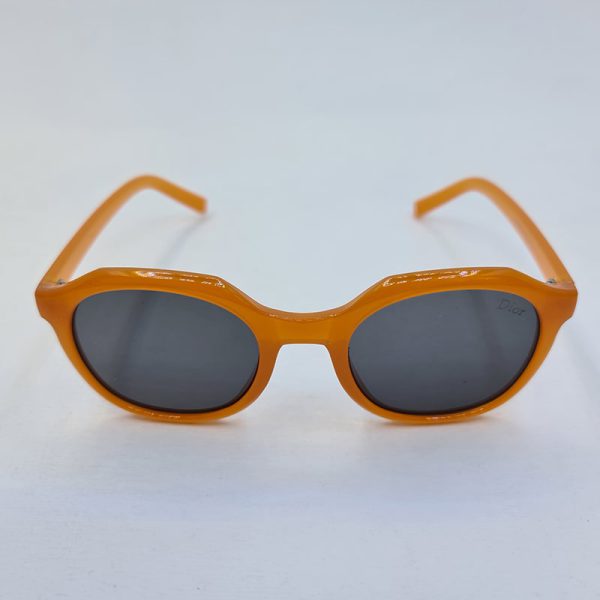 عکس از عینک آفتابی چند ضلعی با فریم نارنجی رنگ و عدسی دودی تیره مدل kd98051