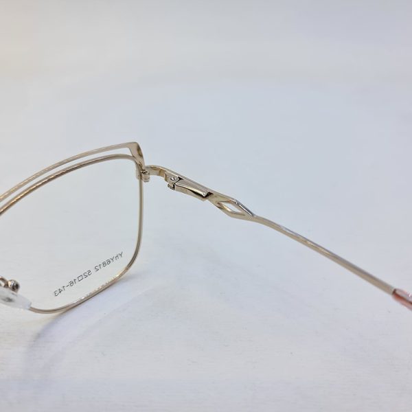 عکس از عینک طبی مربعی شکل با فریم فلزی، طلایی و صورتی رنگ شوپارد مدل 6812