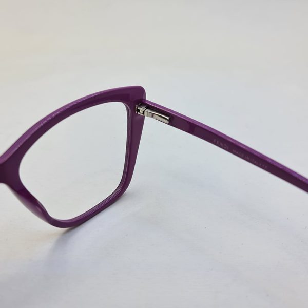 عکس از فریم عینک طبی گربه ای شکل با رنگ بنفش برند fendi مدل ag98057