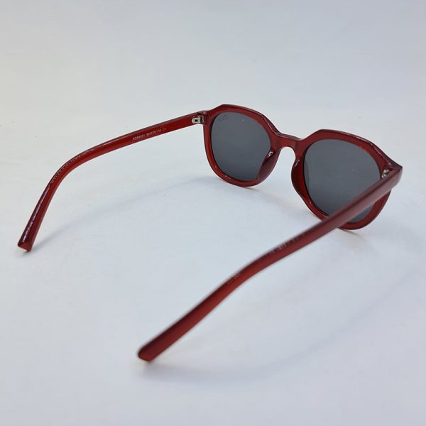 عکس از عینک آفتابی چند ضلعی با فریم قرمز و عدسی دودی تیره مدل kd98051