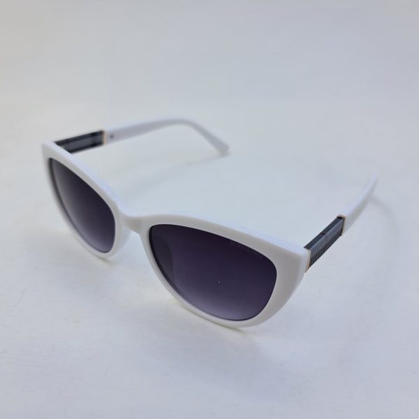 عکس از عینک آفتابی گربه ای سفید رنگ با فریم کائوچو و دسته طرح دار burberry مدل 2035