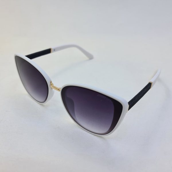 عکس از عینک آفتابی جیمی چو با فریم سفید و دسته شاین دار و لنز دودی مدل 6859