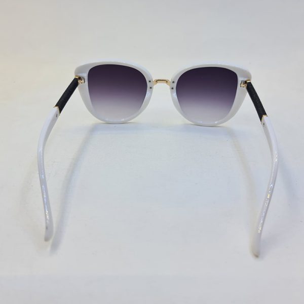 عکس از عینک آفتابی جیمی چو با فریم سفید و دسته شاین دار و لنز دودی مدل 6859