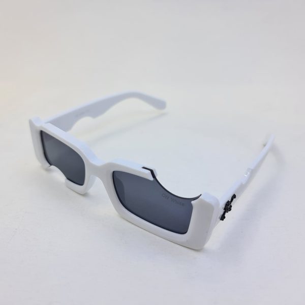 عکس از عینک آفتابی آف وایت با فریم سفید رنگ فشن و طرح گاز زده مدل 22030