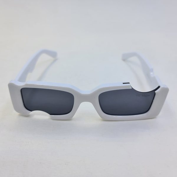 عکس از عینک آفتابی آف وایت با فریم سفید رنگ فشن و طرح گاز زده مدل 22030