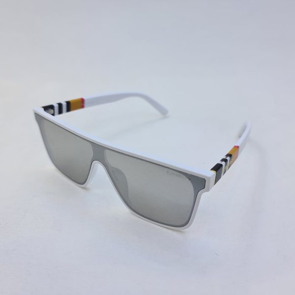 عکس از عینک آفتابی مردانه با فریم سفید و ysl و عدسی آینه ای نقره ای باربری مدل 4239