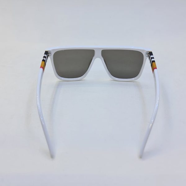 عکس از عینک آفتابی مردانه با فریم سفید و ysl و عدسی آینه ای نقره ای باربری مدل 4239