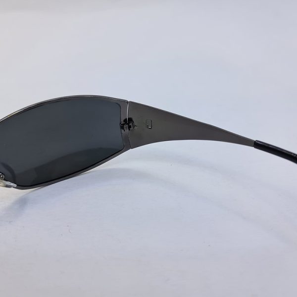 عکس از عینک آفتابی خلبانی بیس دار با فریم فلزی نوک مدادی و عدسی دودی پلیس مدل p5980