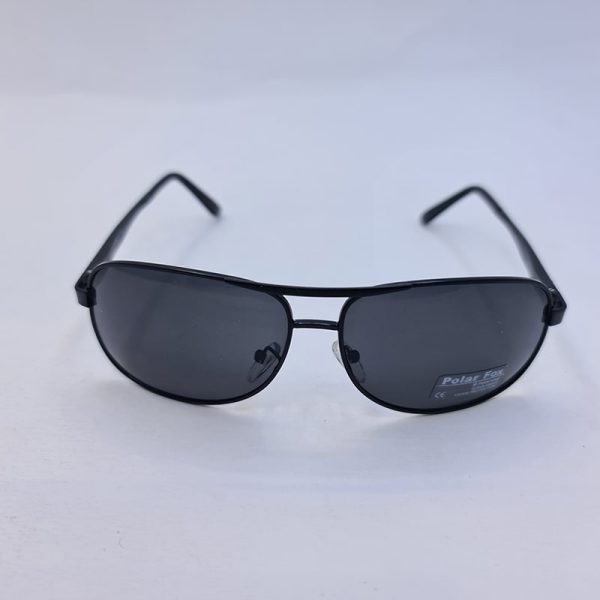 عکس از عینک آفتابی پلاریزه با فریم مشکی رنگ، لنز دودی و دسته فنری فاکس مدل pl1523