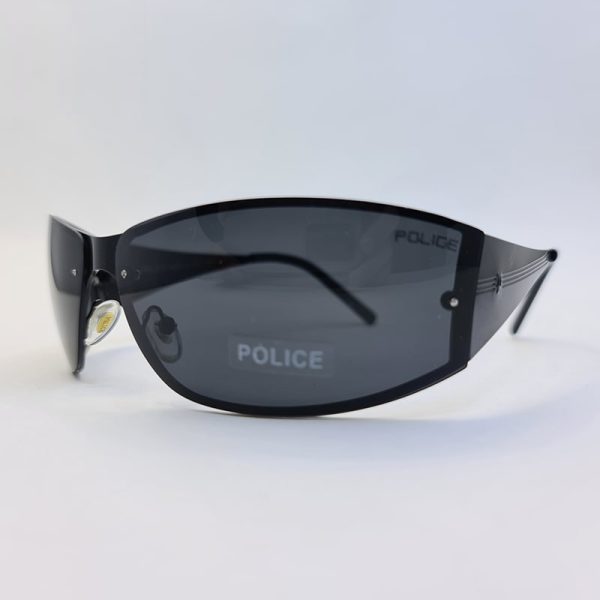 عکس از عینک دودی خلبانی پلیس با فریم مشکی رنگ و لنز دودی و دسته پهن مدل p8295