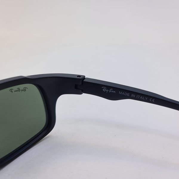 عکس از عینک آفتابی پلاریزه برند ray-ban با فریم مشکی رنگ و عدسی سبز مدل rb4364
