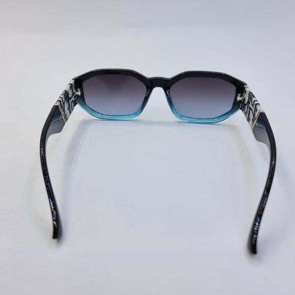 عکس از عینک آفتابی دیور مستطیلی شکل با فریم مشکی و آبی رنگ و لنز هایلایت مدل 2028